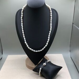 Ringed freshwater pearls necklace and bracelet-jewelry set.